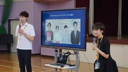 フジテレビアナウンサーさんのインスタグラム写真 - (フジテレビアナウンサーInstagram)「. あなせん報告🏫 ⁡ 田淵＆宮司アナが葛飾区立南綾瀬小学校にお邪魔し、6年生の皆さんに「スピーチ」についての授業をしました。 ⁡ 田淵アナ🙋🏻‍♂️ 「授業は、生徒の皆さんが我々2人を取材するという形式で、質問して情報を引き出し、話をまとめて発表してもらいました。面白い質問もありました！ 皆さん積極的に参加してくれて、更に素敵なスピーチも多く、宮司さんと驚いていました。 非常に楽しい時間でした。ありがとうございます！」 ⁡ 宮司アナ🙋🏻‍♀️ 「最初はすこし緊張が見えたものの、徐々にほぐれていき、みんな真剣に、そして楽しみながら聞いてくれました✨ 授業の後半では、全員から私たちアナウンサーに質問を投げかけてもらい、その情報をまとめてみんなの前でスピーチをしてもらったのですが、それぞれとても上手に聞き出した内容をまとめてくれ、なおかつハキハキとわかりやすく話すことができていました。思わず、田淵アナとうなってしまうほど、みなさん本当に立派でした！（中にはドキッとしてしまう質問も……🫣笑） ぜひこの授業で学んだことを今後も大切に、人に伝えることの楽しさを目一杯に味わってくださいね！🎤」 ⁡ #フジテレビアナウンサー #田淵裕章 #宮司愛海 #出前授業 #あなせん #CSR」10月28日 14時01分 - fujitv_announcer