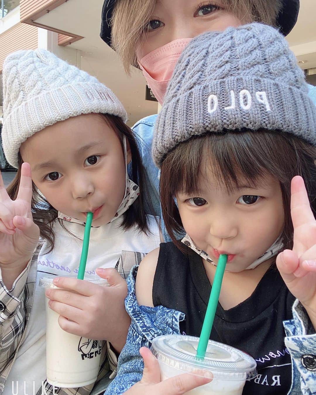 のインスタグラム：「今日は3人で撮影に来てます〜💕✨  2人とも元気すぎて 追いつけない笑笑  前にゆづこゆがパパと行った時に飲んだ バナナジュースが好きすぎて ママに飲ませたいっ!!! って言ってくれたので 飲んでみました💋  美味しいｯ!!! バナナジュースってなんでこんなに美味しいんだろうか💕  #今日は3人で #撮影してます #ゆづこゆ #ニット帽 #サイズ間違えた #もう小さい #可愛いのに泣く #美奈子」