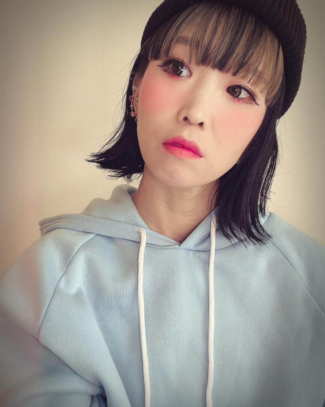 RINGOさんのインスタグラム写真 - (RINGOInstagram)「💇🏻‍♀️ ✂︎ - - - - - - - 髪切った🖤  ピアスは @medistore_official 🤍  #ボブ #黒髪ボブ #前髪インナーカラー  #medistore #ボディピアス #japanese #japanesehairstyle  #💇🏻‍♀️」10月28日 14時32分 - ringoberry