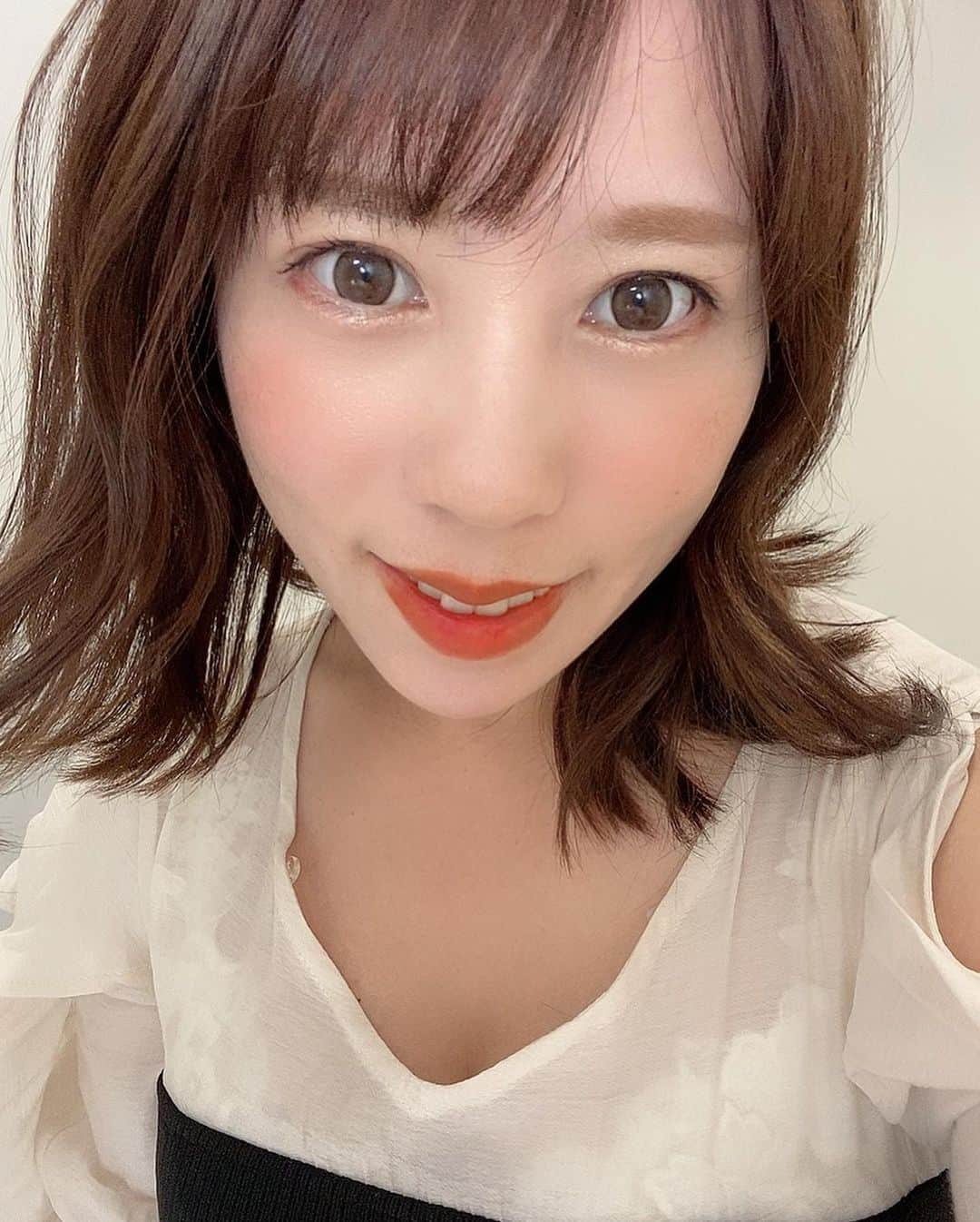 河西あみのインスタグラム：「小倉ってめちゃ近いからすぐ行ってしまうな…  『TCB式小顔美肌再生』を 東京中央美容外科小倉院(@tcb.kokura)の 北原先生(@tcb_kitahara_hirokazu)に施術してもらって2週間経過！！ もはや痛くも痒くもなくて、腫れが治まったぶん更にシュッとしました👏  体の半分くらい顔だったのでやっと人間になれた気がしました。  最近は行くと担当の看護師さんと美容の話もできて、美容欲が高まるのでおススメ！！  いつまでも可愛いママでいたい😍  #リフトアップならTCB東京中央美容外科 #美容外科ならTCB東京中央美容外科 #東京中央美容外科 #美容 #TCB小顔リフト #整形 #小顔整形 #小顔 #糸リフト #美容外科 #小倉 #東京中央美容外科小倉院 #TCB #美容クリニック #美容医療 #プチ整形 #美容整形 #tcb式小顔美肌再生 #小顔美肌再生 #リフトアップ #ゴッドハンド #PR」