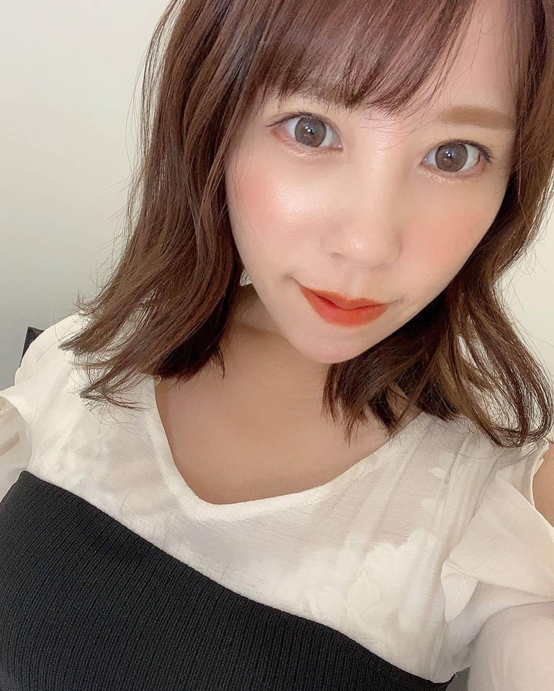 河西あみさんのインスタグラム写真 - (河西あみInstagram)「小倉ってめちゃ近いからすぐ行ってしまうな…  『TCB式小顔美肌再生』を 東京中央美容外科小倉院(@tcb.kokura)の 北原先生(@tcb_kitahara_hirokazu)に施術してもらって2週間経過！！ もはや痛くも痒くもなくて、腫れが治まったぶん更にシュッとしました👏  体の半分くらい顔だったのでやっと人間になれた気がしました。  最近は行くと担当の看護師さんと美容の話もできて、美容欲が高まるのでおススメ！！  いつまでも可愛いママでいたい😍  #リフトアップならTCB東京中央美容外科 #美容外科ならTCB東京中央美容外科 #東京中央美容外科 #美容 #TCB小顔リフト #整形 #小顔整形 #小顔 #糸リフト #美容外科 #小倉 #東京中央美容外科小倉院 #TCB #美容クリニック #美容医療 #プチ整形 #美容整形 #tcb式小顔美肌再生 #小顔美肌再生 #リフトアップ #ゴッドハンド #PR」10月28日 14時41分 - ami_kasai_japan