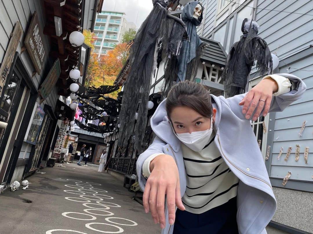 北海道放送「今日ドキッ!」のインスタグラム：「🎃👻💀 きょうは小樽から生中継‼️  ハロウィンを控えた商店街が、 何やらゴーストタウン化しているようで…⁉️  ハラハラドキドキの現場から、 金城アナ @hbc_marina_kinjo  がリポートします！  ※この動画は、運動神経ゼロの金城アナによる 「けんけんぱ」です… お化けより怖い…」