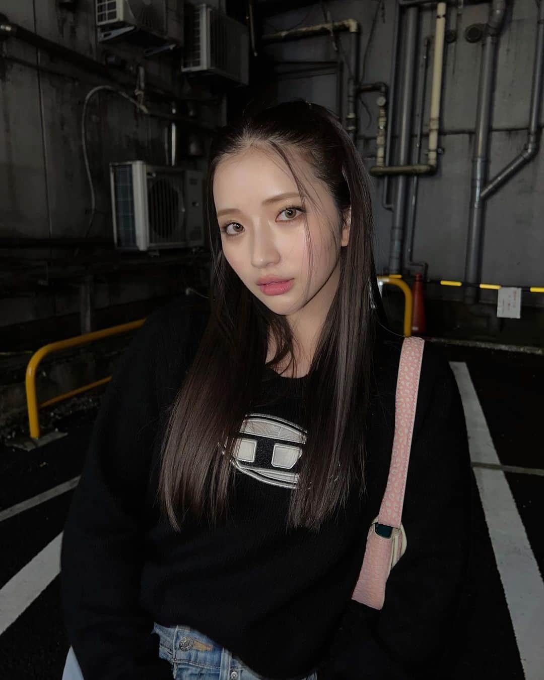 南りほさんのインスタグラム写真 - (南りほInstagram)「この日のメイクは強めな感じ😏ストレートハーフツインも最近すき🫶🏻 @ksyknk」10月28日 14時57分 - minami.riho