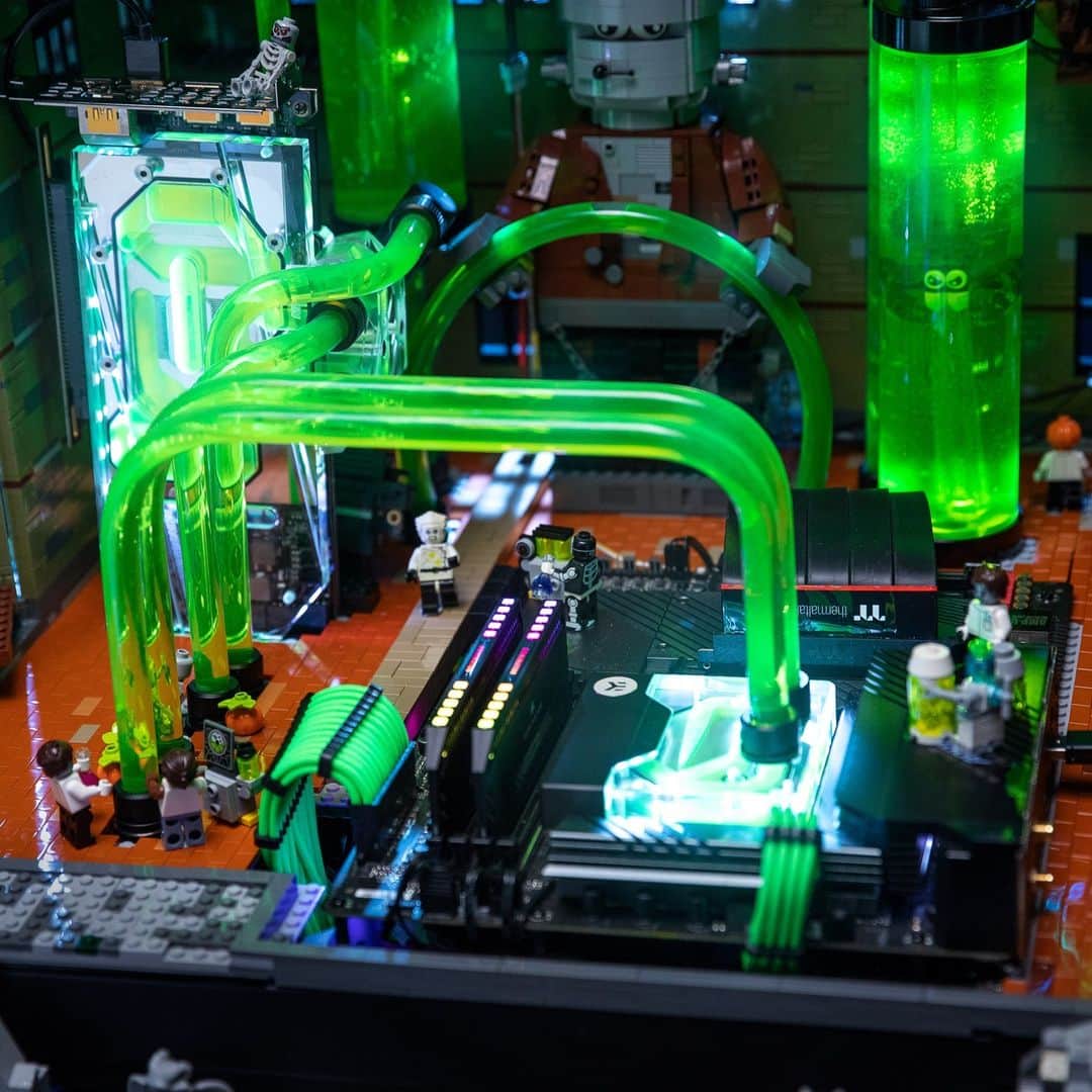 LEGOさんのインスタグラム写真 - (LEGOInstagram)「This brick-built Halloween-themed gaming PC is packed with tricks and treats. 🎃 How many can you spot? 👀」10月29日 1時01分 - lego