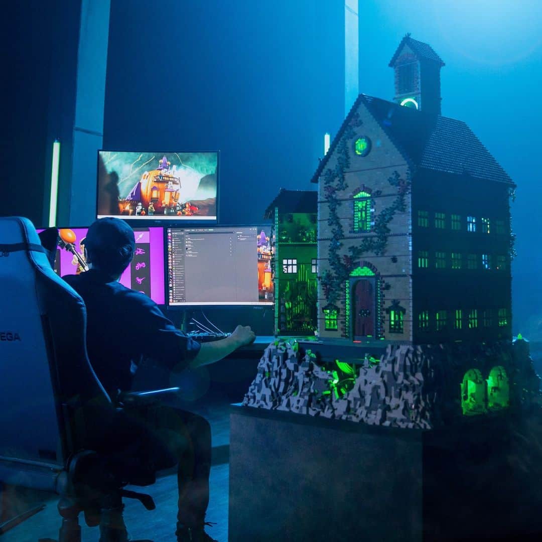 LEGOさんのインスタグラム写真 - (LEGOInstagram)「This brick-built Halloween-themed gaming PC is packed with tricks and treats. 🎃 How many can you spot? 👀」10月29日 1時01分 - lego