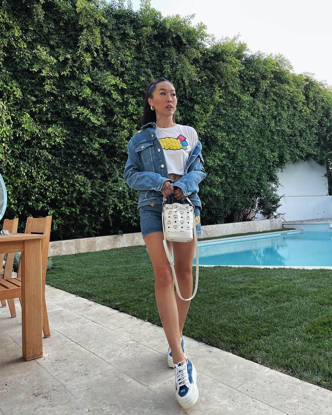 ダニ・ソングさんのインスタグラム写真 - (ダニ・ソングInstagram)「check out how I style @mcmworldwide from day to night.  For fall, I’m wearing the Mini Dessau Drawstring Bag in white Visetos and the new small München tote in the classic monogram print! #mcmworldwide #mcmbrandpartner  💗💙💚」10月29日 1時17分 - songdani