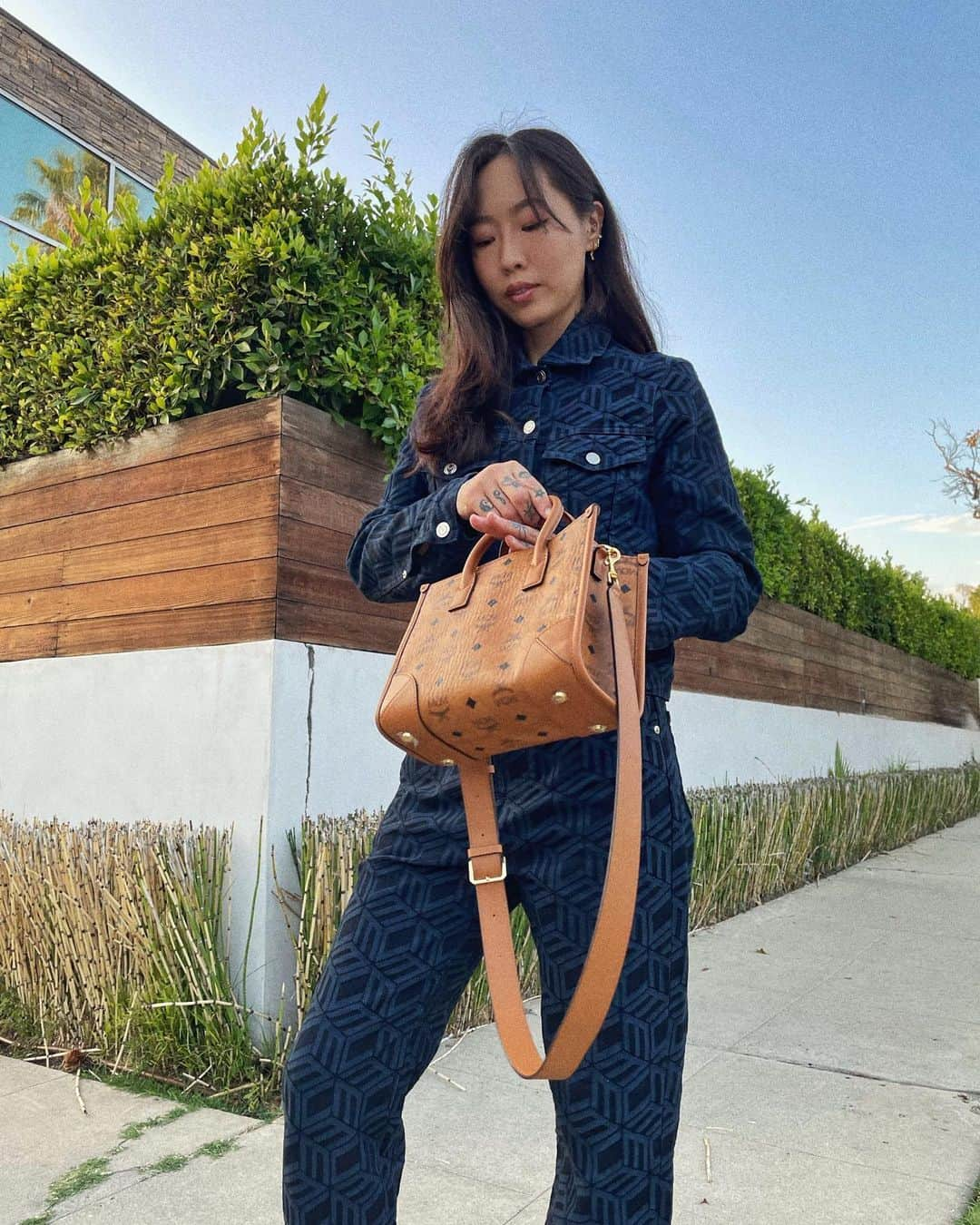 ダニ・ソングさんのインスタグラム写真 - (ダニ・ソングInstagram)「check out how I style @mcmworldwide from day to night.  For fall, I’m wearing the Mini Dessau Drawstring Bag in white Visetos and the new small München tote in the classic monogram print! #mcmworldwide #mcmbrandpartner  💗💙💚」10月29日 1時17分 - songdani