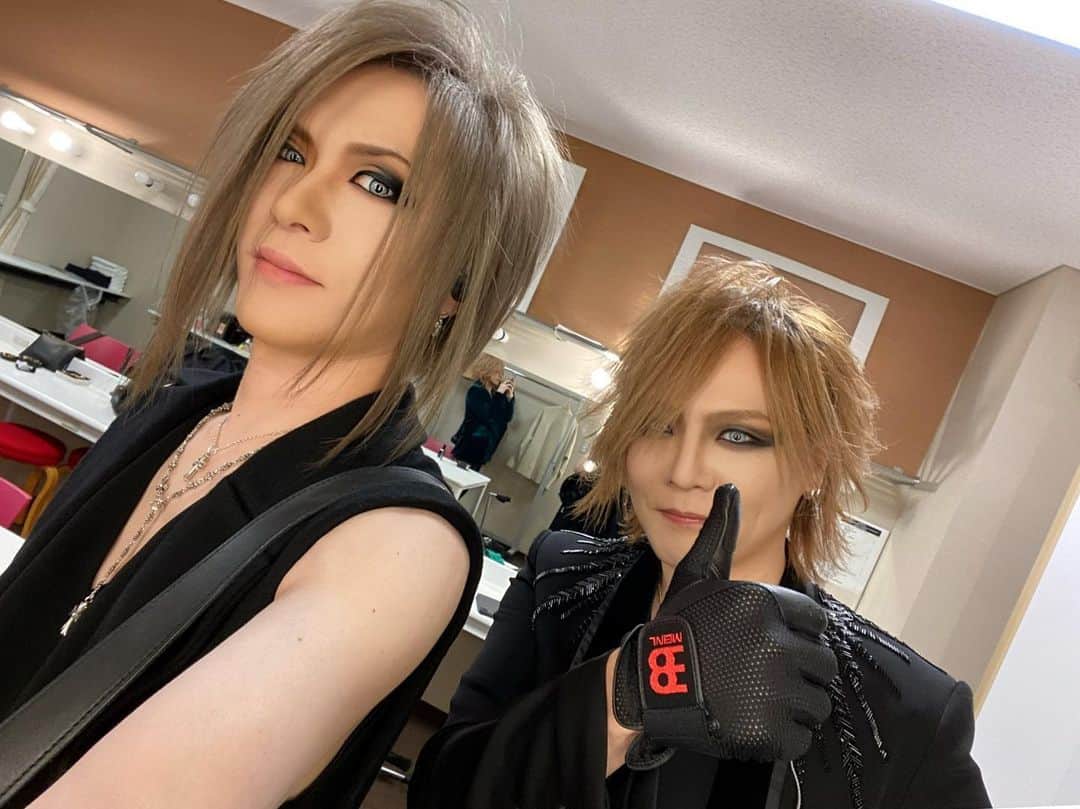 のインスタグラム：「今日は戒君生誕祭だったので恐れ多くもご一緒させて頂きました✨ これからもthe GazettEのリーダーとして永遠に不滅であれ✋」