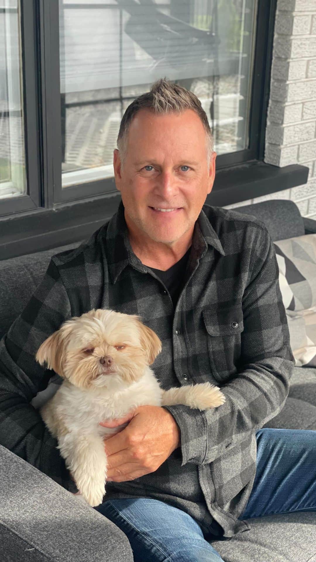 デイブ・クーリエのインスタグラム：「Thanks for joining me on today’s live as I talked about our house building project! Loved your questions and looking forward to doing another live next month.   #coolerbuild #tgif #homebuilder #diy」