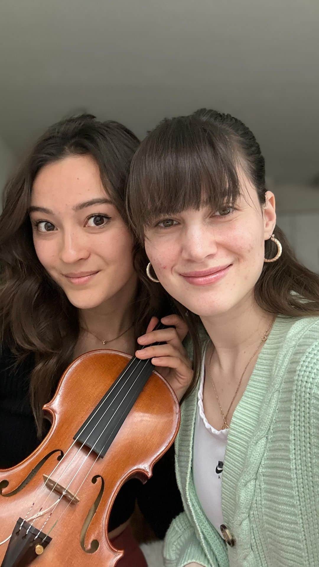 澄那シュトゥーダーのインスタグラム：「Violin care in the winter months: a Q&A with my dearest @mmm_anastasy! 🎻🤗  👉🏻 I'm going live ONCE A MONTH with a specific topic. So, if you have a good topic idea - please suggest it in the comments! 🥳  Thank you all for tuning in, it was super fun to hang out! Be sure to put the notification on for my profile so you won't miss out on the next Q&A in November 😋  #classicalmusic #juilliardviolinists #luthier #suminastuder #anastasiiamazurok」