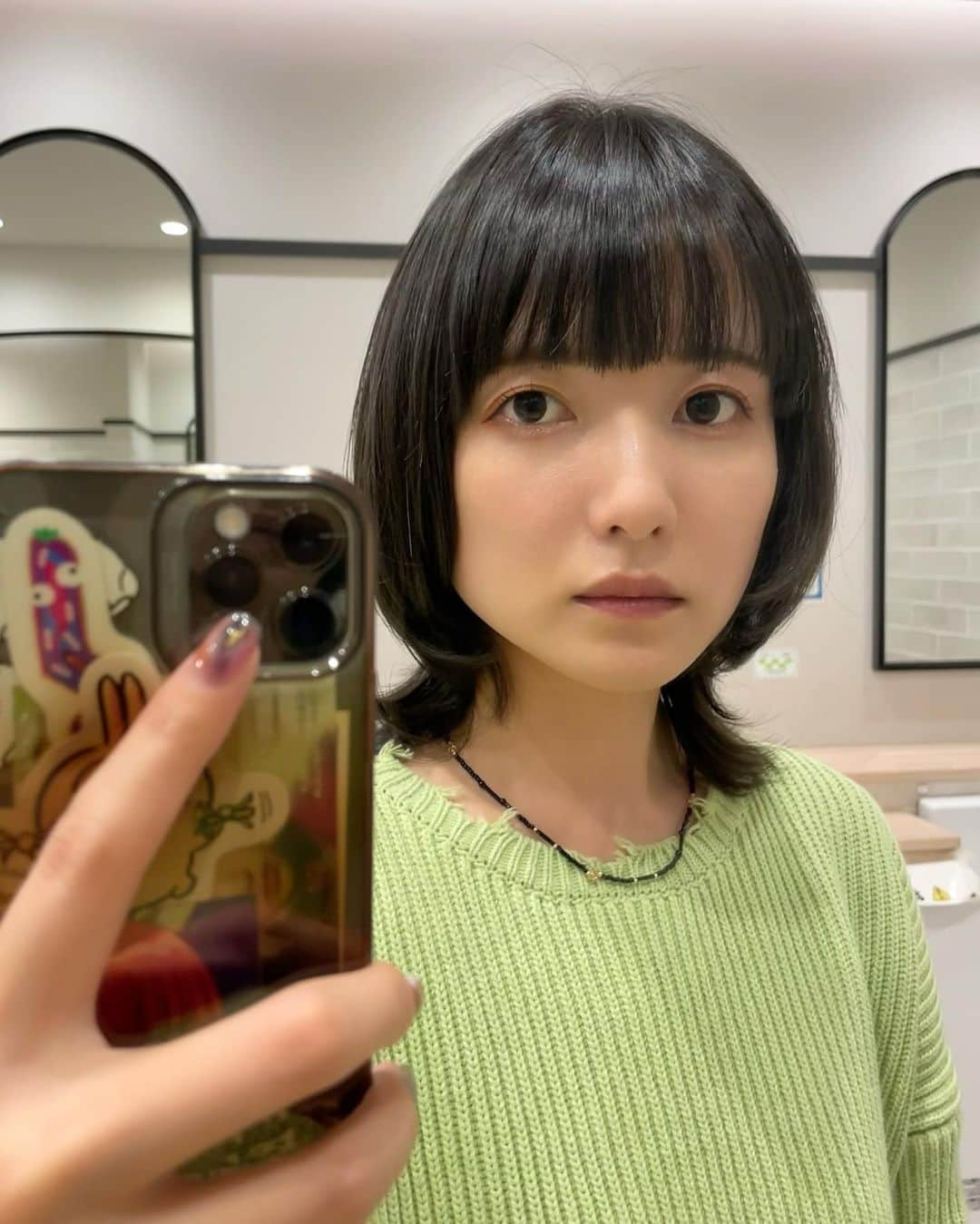 樺澤まどかさんのインスタグラム写真 - (樺澤まどかInstagram)「散髪💇‍♀️  めちゃくちゃ伸びてたので整えて暗髪に  いつもお世話になっております。 栃木さんです🥰🥰 @yt1214_sac   髪型はいつも最高です。  でも最近顔のLEGO化が止まりません🔥  自分でもマスクを外した時 「思ってたんと違う！！」となる程に どんどん垂れてきててエラも成長してて 四角くなってきています🟨  そして猫アレルギーなのか花粉なのか 肌荒れもずっと治らず🟨  ほうれい線もくっきり🟨  本物の私はひからびたおばあちゃんLEGOです👵🔥  マッサージ行ったりとか顔の体操したりとか 色々してるけど治りません😷  なので写真はバッチバチに加工してます🔥 もう別人です🔥  でも髪型は本物です🫶  #樺澤まどか  #ウルフカット#ウルフカット女子#暗髪カラー#暗髪#ブルーブラック#ヘアカラー#美容室#恵比寿美容室#newhair#autumn#autumnfashion#autumnnails#レゴ#レゴ顔#レゴ顔おばあちゃん#レゴ顔彼女とデートなうに使っていいよ#顔垂れ#劣化#助けてください#エラ#マスク美人#マスク美人コンテスト優勝#思ってたんと違う」10月29日 2時02分 - kabasawa_madoka