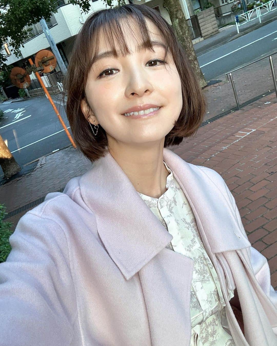 篠田麻里子のインスタグラム：「初めて買ったベビーピンクのコート🥹✨ @yokayo.official  カラーで可愛い😘 目の下はキズパワーパッドです🤣 #ピンク#秋服コーデ #ootd」