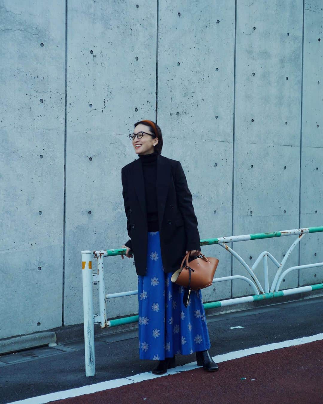 高山都さんのインスタグラム写真 - (高山都Instagram)「セミオーダーして完成するのを待ってたスカートが届いた♡ (いつも見て憧れてるモデルの五明祐子さん @gomyoyuko が作られてて素敵だなーと思って見てた) 先日、日本橋の @libertyjapan の店頭で好きなデザインと生地を選んで作ったんです。 フレアが綺麗なモデル名は"GRACE"で、柄の名前は "DIANA FLOWER" シンプルだけど存在感があって、ざっくりニットやスウェットに合わせるのも良さそう。 この日は敢えて、このスカートをキレイめに。 自宅で洗濯も出来るし、いろんな着方して履きたいなぁ。 #sponsard #LibertyJapan　#LibertyNihombashi　#リバティプリント　 @libertyjapan @libertyfabricsjapan」10月28日 17時15分 - miyare38