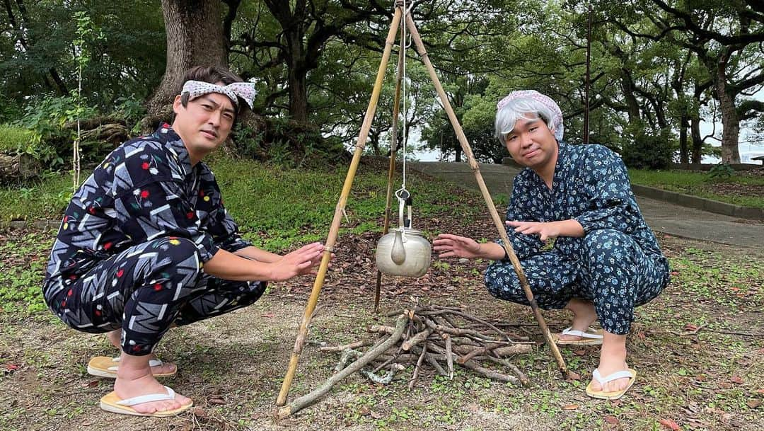 須田健太郎さんのインスタグラム写真 - (須田健太郎Instagram)「⛩御朱印の旅⛩ 『スダさんは御朱印がお好き。』 皆さまのおかげで3年目に突入いたしました。 ご贔屓にして下さっている皆様ありがとうございます！ ・ 3年目突入、1発目は大牟田市！ 『三笠神社&熊野神社』へ。 全国でも珍しく同じ敷地内に ゆかりのない2社が横並びで鎮座しています。 Wパワーです！ ・ 三笠神社の御朱印には、 右上に三池藩の家紋が記されています。 歴史好きにはたまりません。 熊野神社の御朱印は、 大牟田在住の消しゴムはんこ作家さんとコラボしたもの！ 毎月、素敵な御朱印と出会えますよー✨ ・ 2社を守る権禰宜の江崎さんには 寸劇もして頂きました。最高でした！ 作家の中山さんには、なんとサプライズで 『須田スタンプ』を作成して頂きました！ たくさん使わせて頂きます！ ・ 3年目も突っ走っていきますよー！ これからもどうぞよろしくお願いします！ #めんたいワイド#FBS#福岡御朱印 #大牟田市#三笠神社#熊野神社#御朱印」10月28日 17時17分 - kentarosuda_fbs