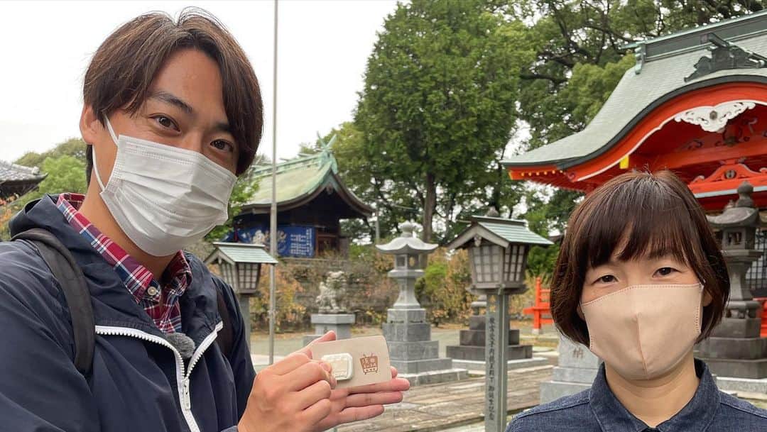 須田健太郎さんのインスタグラム写真 - (須田健太郎Instagram)「⛩御朱印の旅⛩ 『スダさんは御朱印がお好き。』 皆さまのおかげで3年目に突入いたしました。 ご贔屓にして下さっている皆様ありがとうございます！ ・ 3年目突入、1発目は大牟田市！ 『三笠神社&熊野神社』へ。 全国でも珍しく同じ敷地内に ゆかりのない2社が横並びで鎮座しています。 Wパワーです！ ・ 三笠神社の御朱印には、 右上に三池藩の家紋が記されています。 歴史好きにはたまりません。 熊野神社の御朱印は、 大牟田在住の消しゴムはんこ作家さんとコラボしたもの！ 毎月、素敵な御朱印と出会えますよー✨ ・ 2社を守る権禰宜の江崎さんには 寸劇もして頂きました。最高でした！ 作家の中山さんには、なんとサプライズで 『須田スタンプ』を作成して頂きました！ たくさん使わせて頂きます！ ・ 3年目も突っ走っていきますよー！ これからもどうぞよろしくお願いします！ #めんたいワイド#FBS#福岡御朱印 #大牟田市#三笠神社#熊野神社#御朱印」10月28日 17時17分 - kentarosuda_fbs