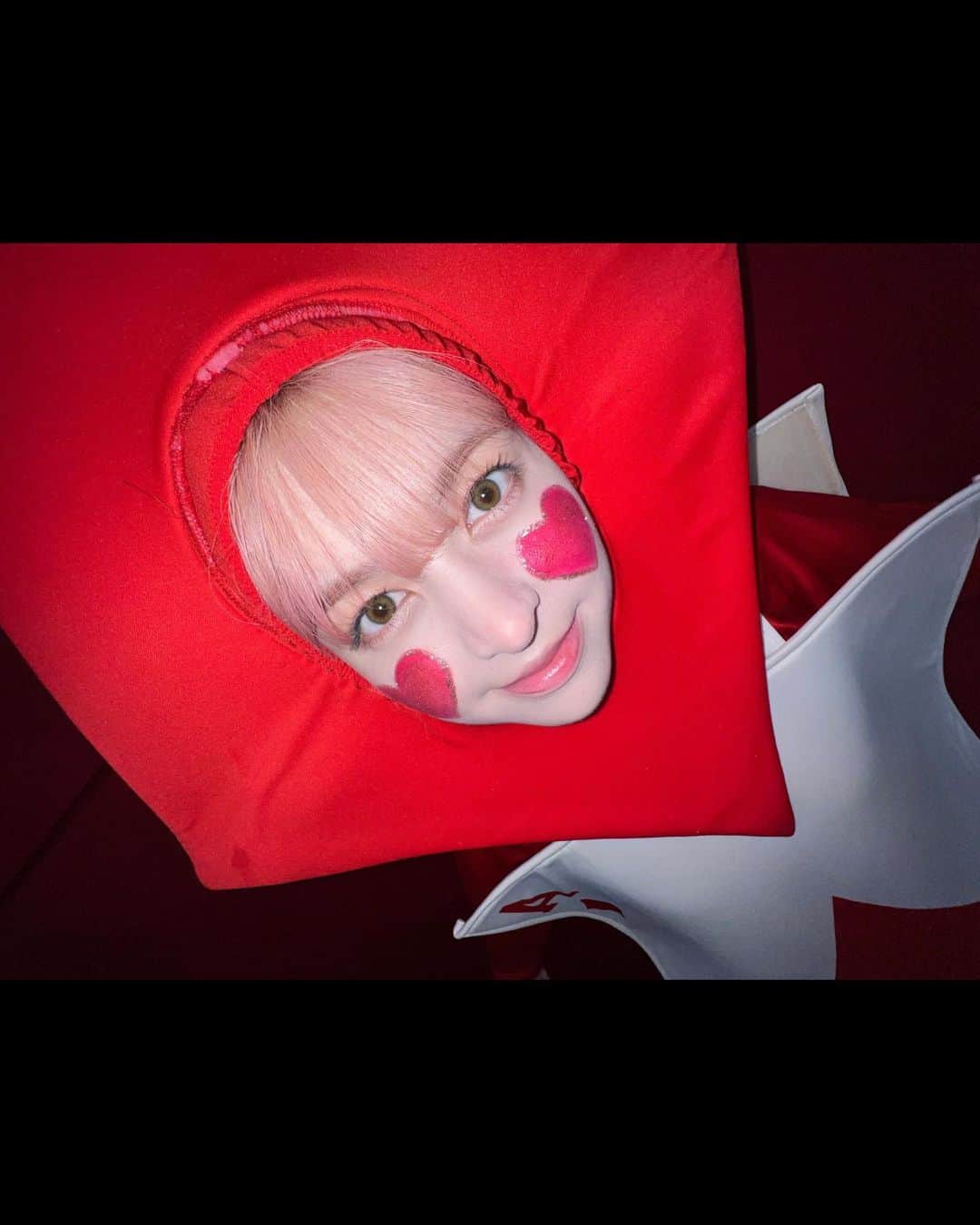NMIXXさんのインスタグラム写真 - (NMIXXInstagram)「We're painting the roses red 🌹. #NMIXX #엔믹스 #릴리 #LILY」10月28日 17時17分 - nmixx_official