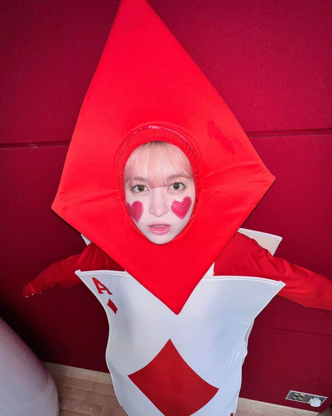 NMIXXさんのインスタグラム写真 - (NMIXXInstagram)「We're painting the roses red 🌹. #NMIXX #엔믹스 #릴리 #LILY」10月28日 17時17分 - nmixx_official