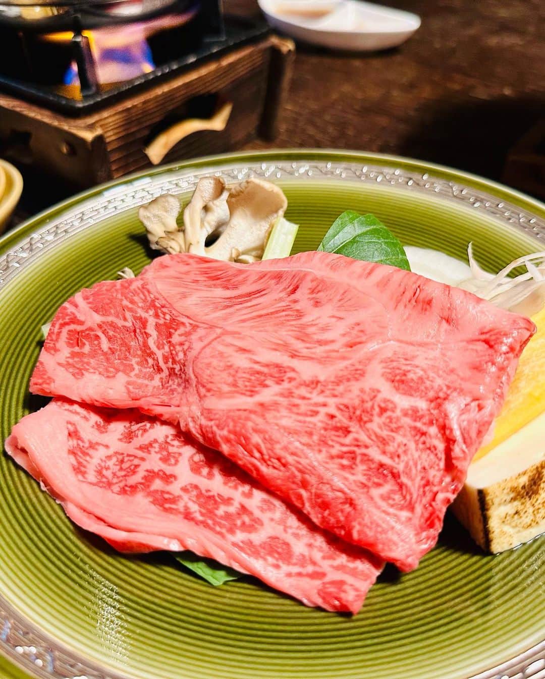 辻満里奈さんのインスタグラム写真 - (辻満里奈Instagram)「のんびり淡路島の旅🚅✨  今回は全国旅割とふるさと納税を利用して、ホテルニューアワジ ヴィラ楽園に宿泊しました♨️  こちらのお宿では、ご飯もお風呂も全てお部屋でいただけるので、快適さのあまり、気付けばお篭り時間がかなり長めに...☺️笑  お食事も、淡路牛や松茸ご飯など、ご当地グルメや季節のものが満載で、大大大満足でした🍁  夜はアワジビールをお供に、日本シリーズを観ましたよ〜⚾️🍺 (明日の試合も楽しみ！)  他にも、うずしおクルーズ🌀(@uzushiocruise )やモンキーセンター淡路( @tororo0319 )を訪れたのですが、 あいにく１０月は淡路ざるさんが木の実を食べに山へ帰ってしまうタイミングなんだそうで、、、🐒💦 またリベンジしたいです🔥  #つじまり旅行記 #淡路島 #淡路島旅行 #ホテルニューアワジヴィラ楽園 #うずしおクルーズ #淡路島グルメ #淡路モンキーセンター #旅好きな人と繋がりたい #おこもり旅 #セントフォース #アナウンサー #辻満里奈」10月28日 17時23分 - marina__tsuji