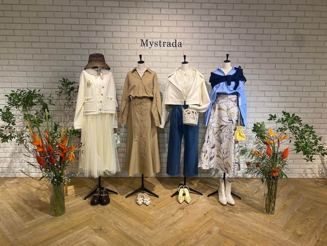 今井あきさんのインスタグラム写真 - (今井あきInstagram)「アルページュ2023 Spring Collection @arpege_story さんの展示会にお邪魔させていただきました🌸 上品で可愛いお洋服ばかりの空間でとっても癒されました、、まだ冬にもなってないけど早く暖かくなってほしい😣💓笑  #展示会 #fashion #スプリングコレクション #春服 #SpringCollection #arpegestory #rirandture #cadune #apuweiser #mystrada #jusglitty」10月28日 17時27分 - akixx1213