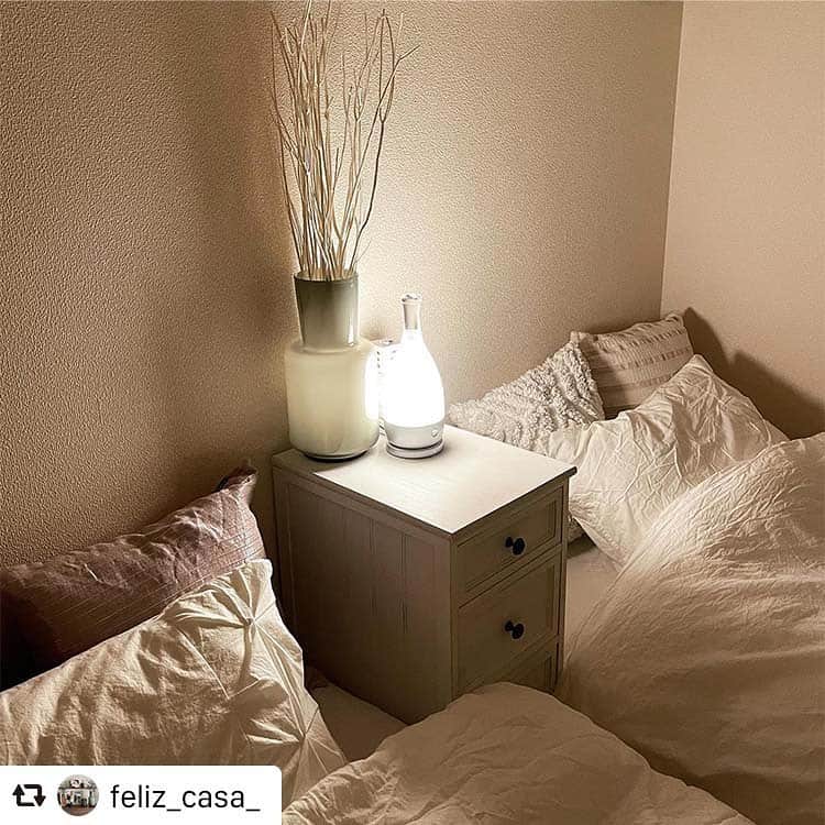 ［賃貸住宅シャーメゾン］のインスタグラム：「@feliz_casa_ さんの #シャーメゾンのお部屋 をご紹介✨  あたたかな光に包まれるようなベッドルームのインテリア🛏 ベッドサイドのランプやチェストとファブリックのトーンが、1日の疲れを癒やしてくれる優しい色味でまとめられている素敵なベッドルームですね🍀  #repost #リポスト #シャーメゾン #積水ハウス #インテリア #賃貸インテリア #スタイリング #シンプルインテリア #ホワイトインテリア #寝室インテリア #照明器具 #shamaison #sekisuihouse #styling #interiordesign #homedecor #livestagrammer #instahome #livingroom #whiteinterior  #bedroom #interiorlighting」
