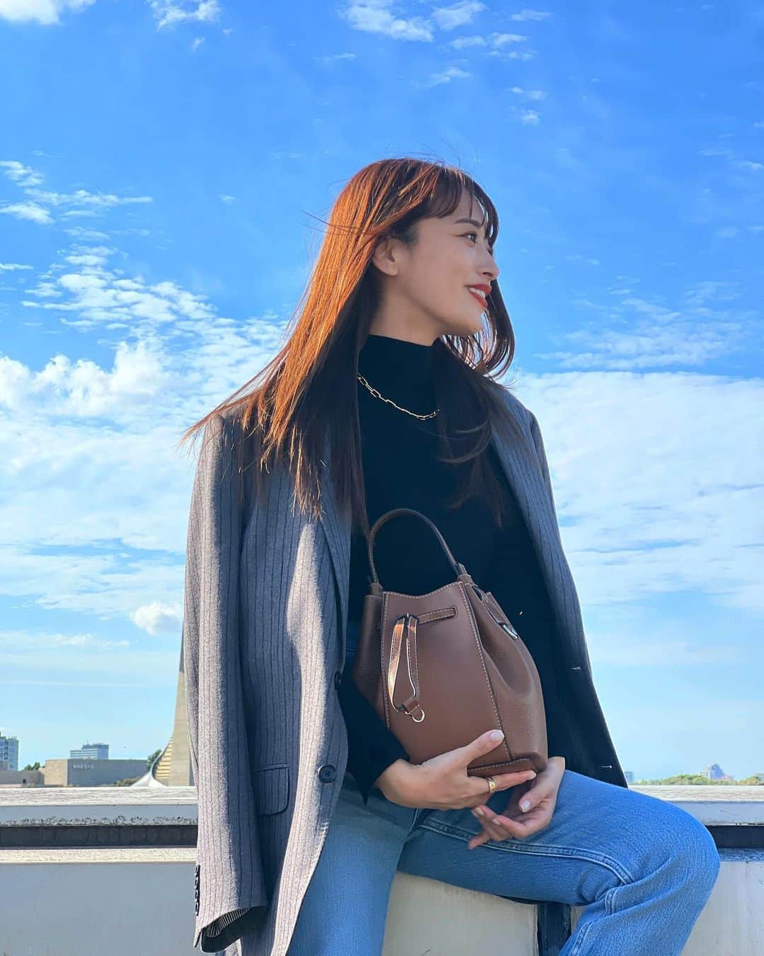 近藤千尋のインスタグラム：「今週もお疲れ様でした🍂😍  秋の風が気持ちよかった撮影📸☺️ 最近私服でよく使ってるこの鞄は @furla 🤍🤍🤍  デニムにジャケット着てると、 私っぽい！と言われます😍笑✌️  もう月末…はやい… 後3日で次女のお誕生日です🎂❣️  #FurlaForever #furlaFW22」