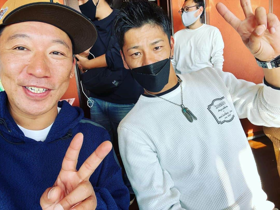 武井ドンゲバビーさんのインスタグラム写真 - (武井ドンゲバビーInstagram)「つるの剛士さん主催のTFC（タレントフィッシングカップ）に参加させて頂きやしたー🎣  DGBBがTFCでGSB（激滑り）🤫笑っ．  江の島でカワハギ釣り！  めちゃくちゃ面白かったし、めちゃくちゃ楽しかったからめちゃくちゃドンゲバビー🤩  一木ちゃんも、太陽さんも、釣りよかさんも久しぶりゲバビ😆  そらなさゆりさんは初ゲバビーでした💡  つるの先輩お疲れ様でした😆  #TFC #タレントフィッシングカップ #江の島  #藤沢市 #めっちゃいいところ #カワハギ #ドンゲバビー」10月28日 18時20分 - takeidongebabee