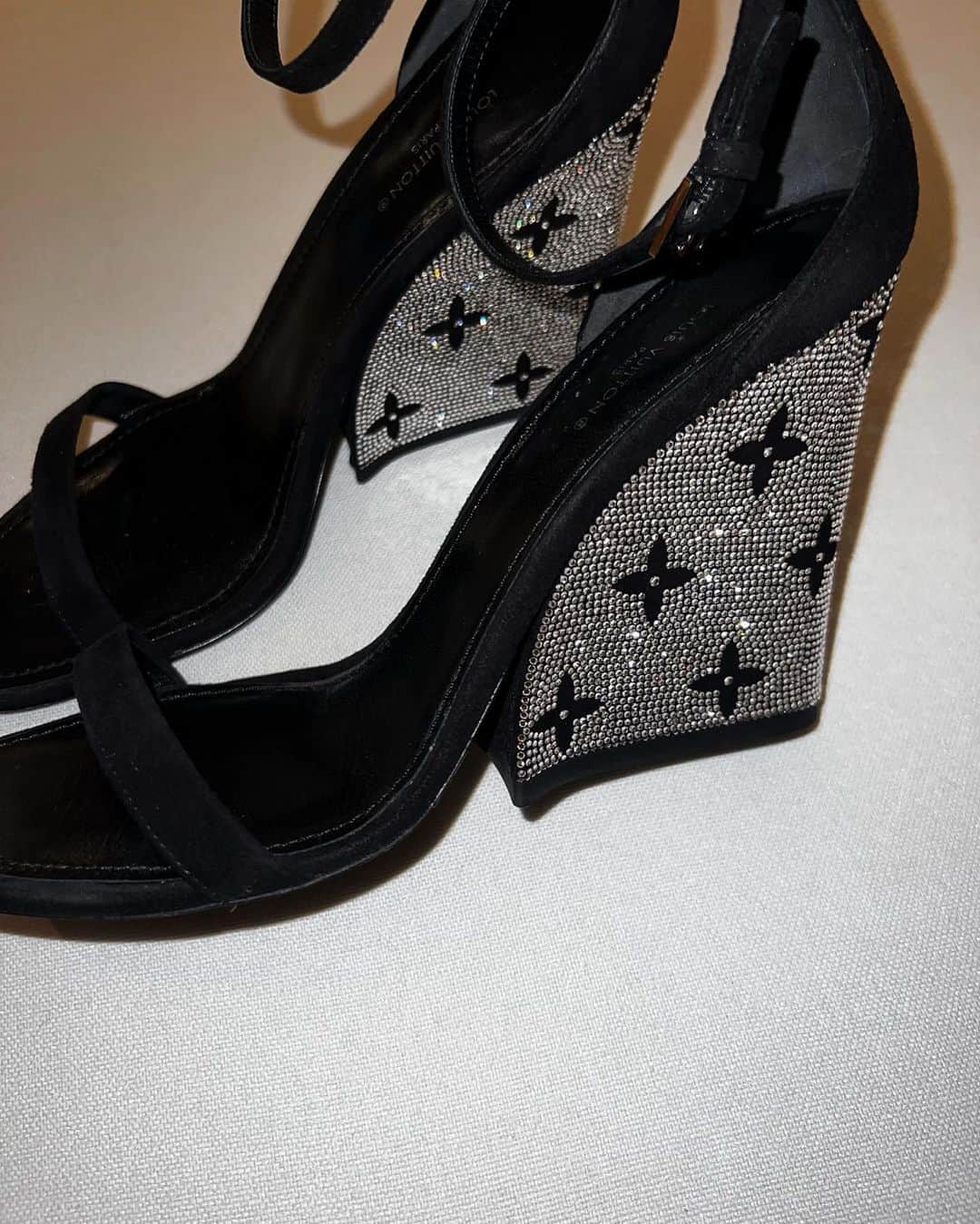 のインスタグラム：「今年はヒールがキラキラなこの子に❤︎❤︎  #birthdayshoes」
