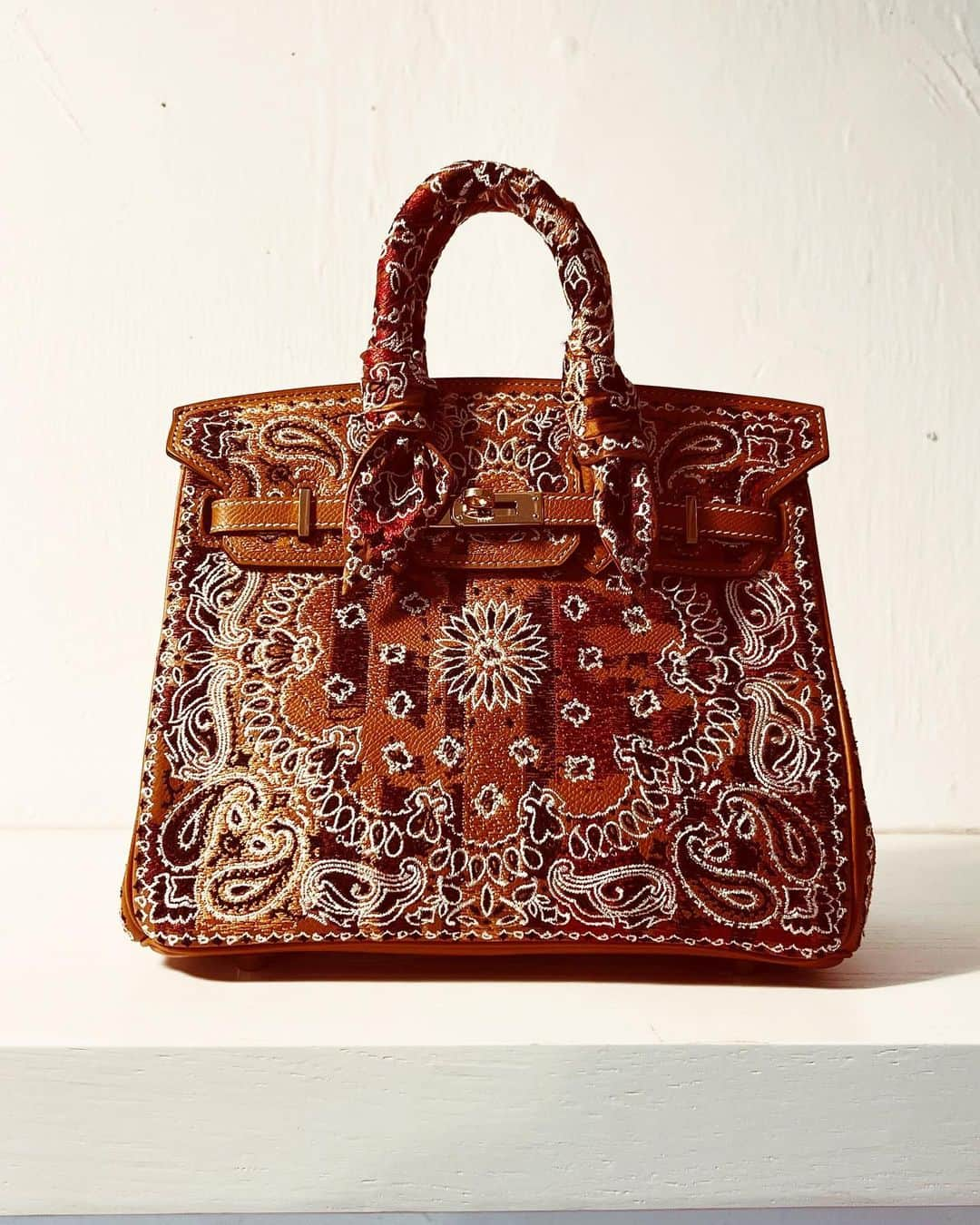 ジェイアーさんのインスタグラム写真 - (ジェイアーInstagram)「The Vintage Iconic Hermes Bag Collection transformed by Jay Ahr  “Bandana” Hermes Birkin 25 Rouge Garance Provenance: Tokyo, Japan. 2010 Yarn Embroidery by Jay Ahr  “Bandana” Hermes Birkin 25 Gold Provenance: London, UK. 2007 Yarn Embroidery by Jay Ahr  #hermes #jayahr #jonathanriss #kelly #birkin #HAC #hermes #embroidery #sustainable #Art #birkinbandana #hermesbandana #everyhumanisanartist #gangstahr #transformation #icons #Bandana #stripes #colour」10月28日 18時27分 - _jay_ahr_