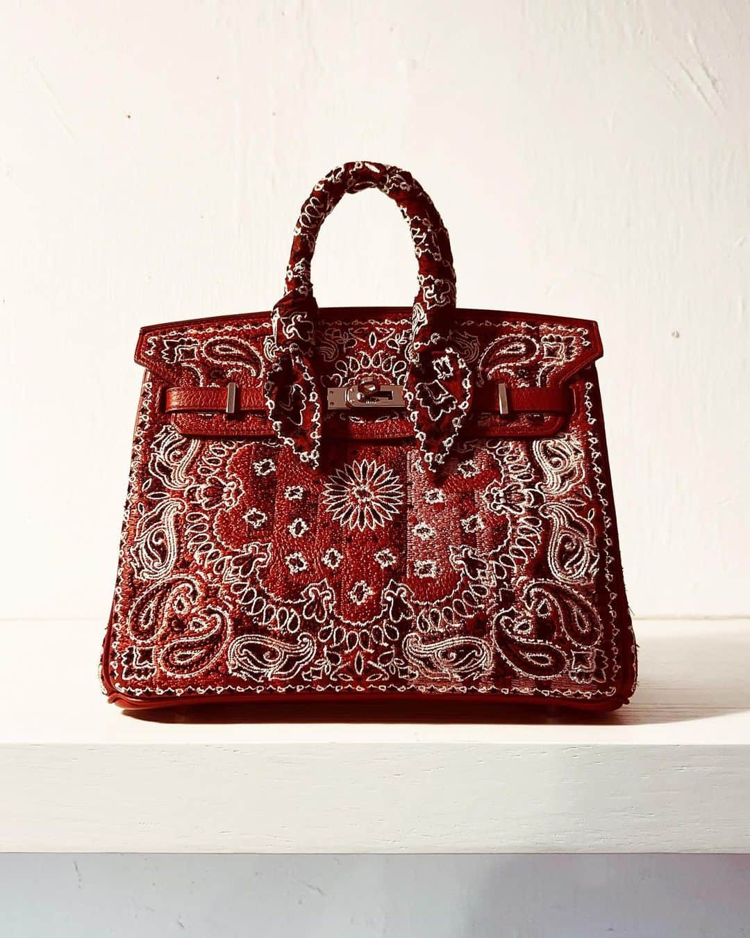 ジェイアーさんのインスタグラム写真 - (ジェイアーInstagram)「The Vintage Iconic Hermes Bag Collection transformed by Jay Ahr  “Bandana” Hermes Birkin 25 Rouge Garance Provenance: Tokyo, Japan. 2010 Yarn Embroidery by Jay Ahr  “Bandana” Hermes Birkin 25 Gold Provenance: London, UK. 2007 Yarn Embroidery by Jay Ahr  #hermes #jayahr #jonathanriss #kelly #birkin #HAC #hermes #embroidery #sustainable #Art #birkinbandana #hermesbandana #everyhumanisanartist #gangstahr #transformation #icons #Bandana #stripes #colour」10月28日 18時27分 - _jay_ahr_