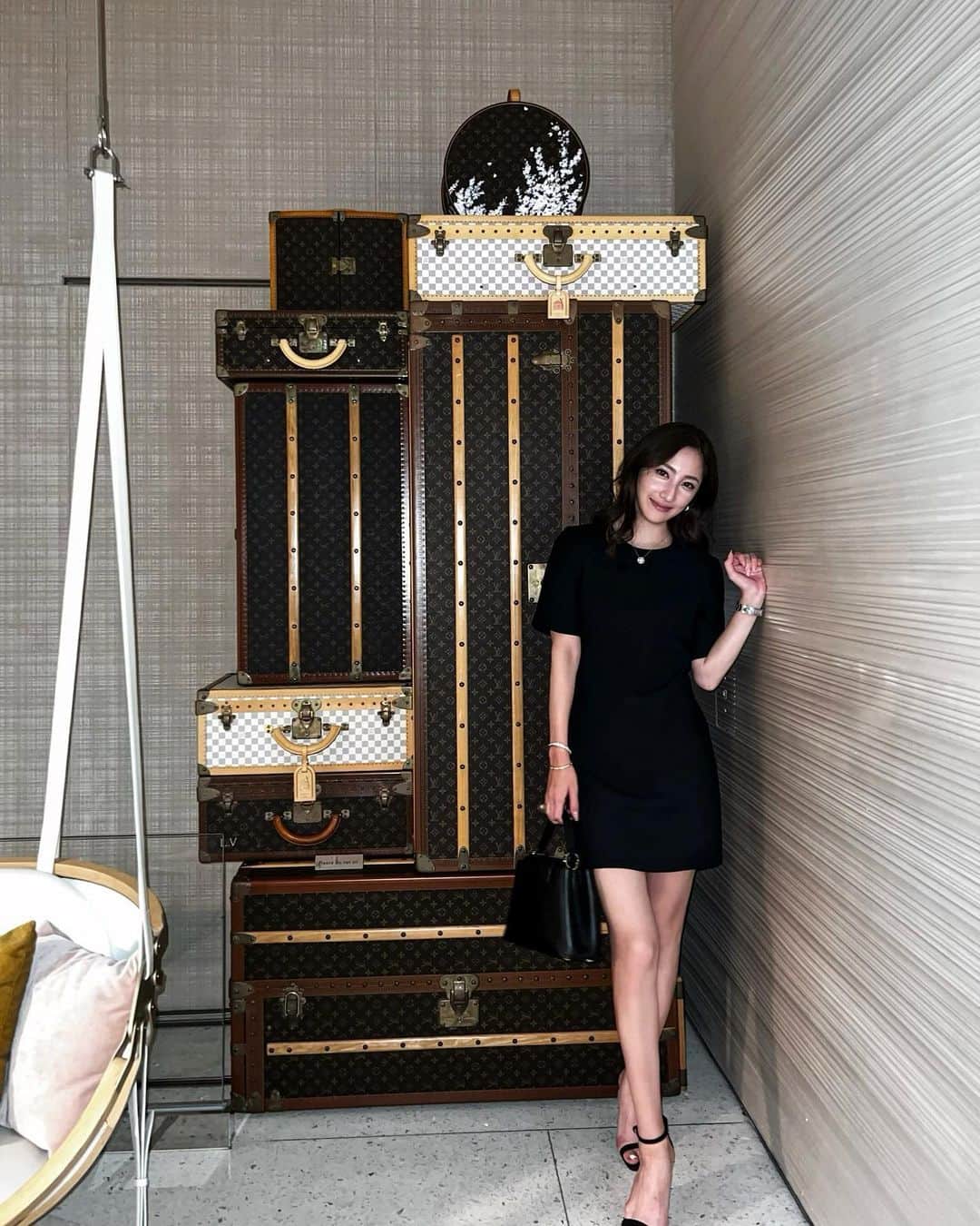 のインスタグラム：「@sugalabov に @louisvuitton のミュール履いてったのに 前からの写真じゃ全然わからないというオチ🥹笑 カプシーヌも逆だし🥴笑  ワンピースは @zara 🖤  ミュールは一つ前の投稿で載せてます🤣」
