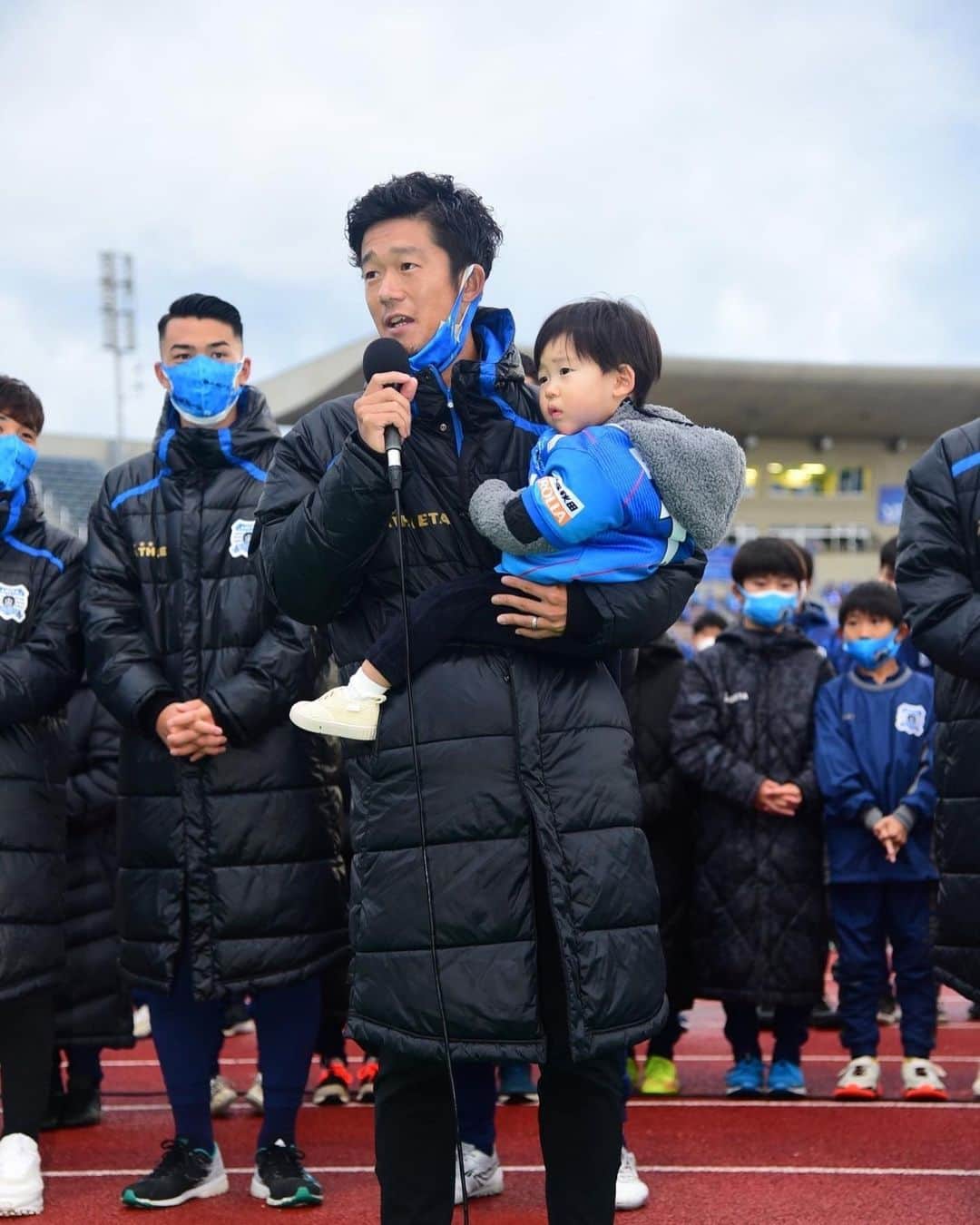 下坂晃城のインスタグラム：「. 2年間応援ありがとうございました⚽️ 僕自身なかなか試合に絡めず悔しいシーズンでしたがチームとしてはファンサポーターの皆様のおかげで昨年よりもいい順位で終えることが出来ました。2年間という短い間でしたが秋田が好きになりました！本当にありがとうございました⚽️ #抱っこしたままですみません #ブラウブリッツ秋田」