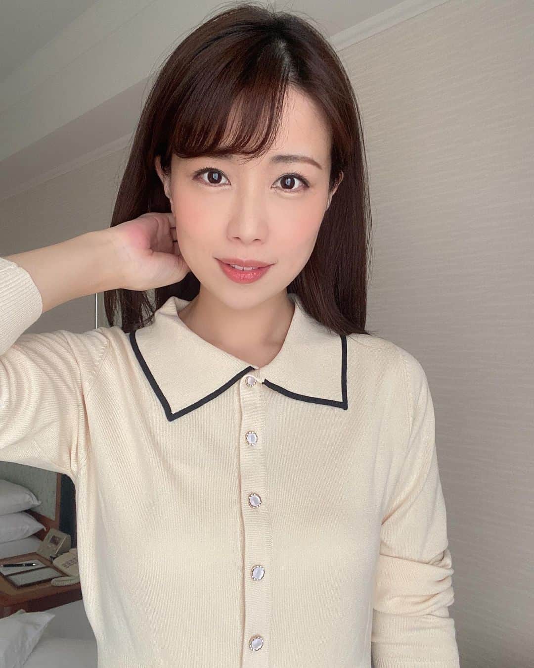 道岡桃子のインスタグラム：「今日のお洋服です👗  襟付きワンピースにハマっています😊✨  最後はオコ🤣笑  #アナウンサー #アナウンサー衣装 #女子アナ #女子アナコーデ #ワンカール #ストレートヘア #フリーアナウンサー #襟付きワンピース #ワンピース #ワンピースコーデ #SHEIN #SHEINforall #instagood #instagram #instafashion #ootd #ootdfashion #followforfollowbackクーポンmomoko1520」