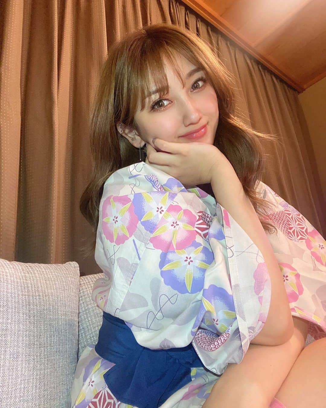 YUMIKAのインスタグラム：「やっと金曜日〜🥹💕 来週も1日しか家に帰れないという 現実が待ち構えているので🥲 フライング気味に全力で現実逃避💃✨ よい週末を〜🎁 #温泉 #速攻のぼせる人 #でも諦めないw #travel #trip」