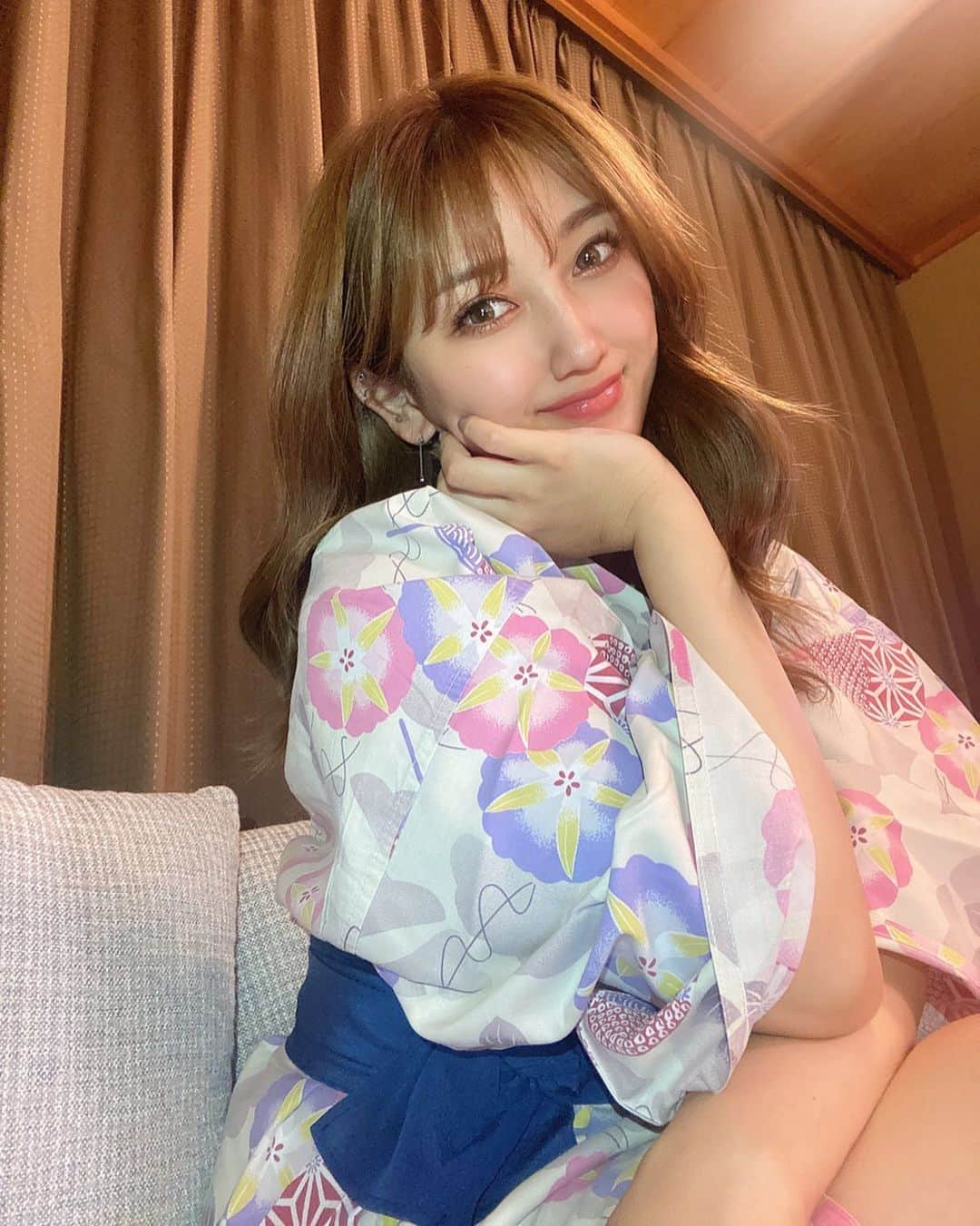 YUMIKAさんのインスタグラム写真 - (YUMIKAInstagram)「やっと金曜日〜🥹💕 来週も1日しか家に帰れないという 現実が待ち構えているので🥲 フライング気味に全力で現実逃避💃✨ よい週末を〜🎁 #温泉 #速攻のぼせる人 #でも諦めないw #travel #trip」10月28日 19時14分 - yumika_black