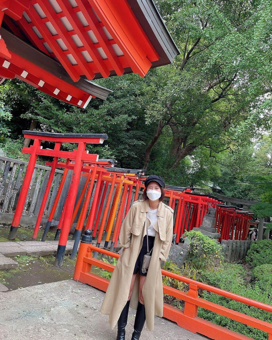 菅原樹里亜のインスタグラム：「. ・ #谷根千散歩   食べ歩きも神社仏閣巡りも大好き😌 ・ ・ #根津#谷中ぎんざ商店街 #千駄木#谷根千散歩  #根津神社#神社仏閣#⛩#おみくじ#華みくじ #末吉#参拝#自然#マイナスイオン#食べ歩き」