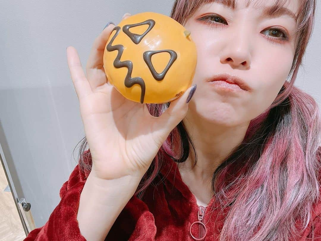 LiSAさんのインスタグラム写真 - (LiSAInstagram)「お菓子と仮装よろしくね〜🎃🎉 遅れないで〜🧛‍♀️ 21:00です📱  RT今日は会員限定生配信「シークレットラボっ。〜はろうぃんぱーてぃー〜」🐰💜  【配信日時】 2022年10月28日(金) 21:00〜22:00 予定  金曜日のわたしたちはぱーてぃーよ🎃 k.lxixsxa.com/s/n29/?ima=1824 #LiSA #リサラボ」10月28日 19時33分 - xlisa_olivex