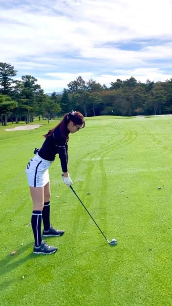 のインスタグラム：「たまにティー無くすけど、、こうやって無くしてるんだ🥹かなしい、、  ウェア　@loudmouth_japan_official  #ゴルフ#ゴルフ女子#ゴルフスウィング#ラウドマウス#loudmouth #ゴルフコーデ#富士ゴルフコース #スウィング動画」