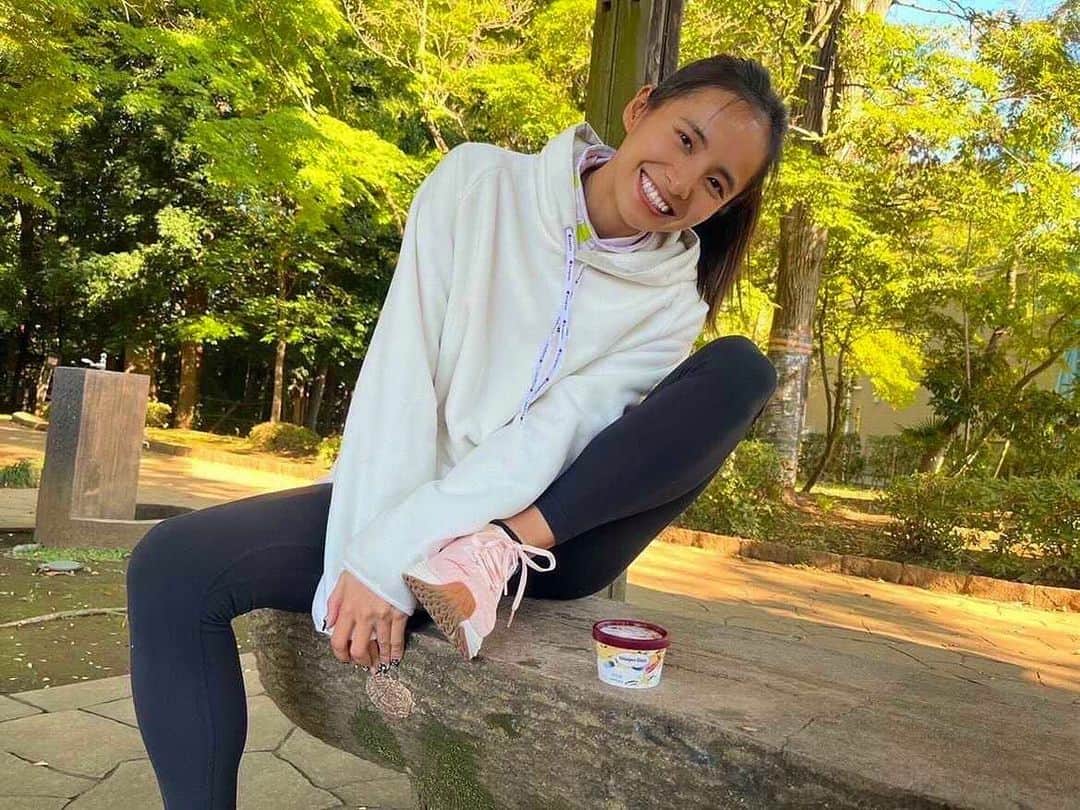 佐野千晃のインスタグラム：「まだまだ走るとあっつく感じるね🫠  走ったり運動した後には、三大栄養素が不足するみたいで、運動後はそれをなるべく早く摂取するのが大事みたい。 そんな時に、高脂質なアイスクリームがおすすめなんだって！ ⁡ 走った後には冷たいアイスクリームが激うま🍨 ⁡ ご褒美兼ねてハーゲンダッツ🍨 ⁡ 皇居の近くのラフィネランニングスタイルOtemachi one店にて11月17日までハーゲンダッツのミニカップバニラが無料で貰えちゃうみたいよ🤤 ⁡ そしてそしてハーゲンダッツのミニカップと交換できるチラシを配布するランニングサンプラーが日比谷公園に10月29日(土)8:00〜18:00まで出現するよ！ ⁡ ハーゲンダッツのロゴが入ったTシャツを着てる人がランナー限定で配布するから楽しみにしててね🤤🍨 ⁡ #run #running #marathon #フルマラソン #マラソン #マラソン女子 #人生自由自在 #走る女子 #ファッション #ウェア #楽しく走る #ランニング #ジョギング #ハーゲンダッツ #haagendazs #sportwithhaagendazs #pr」