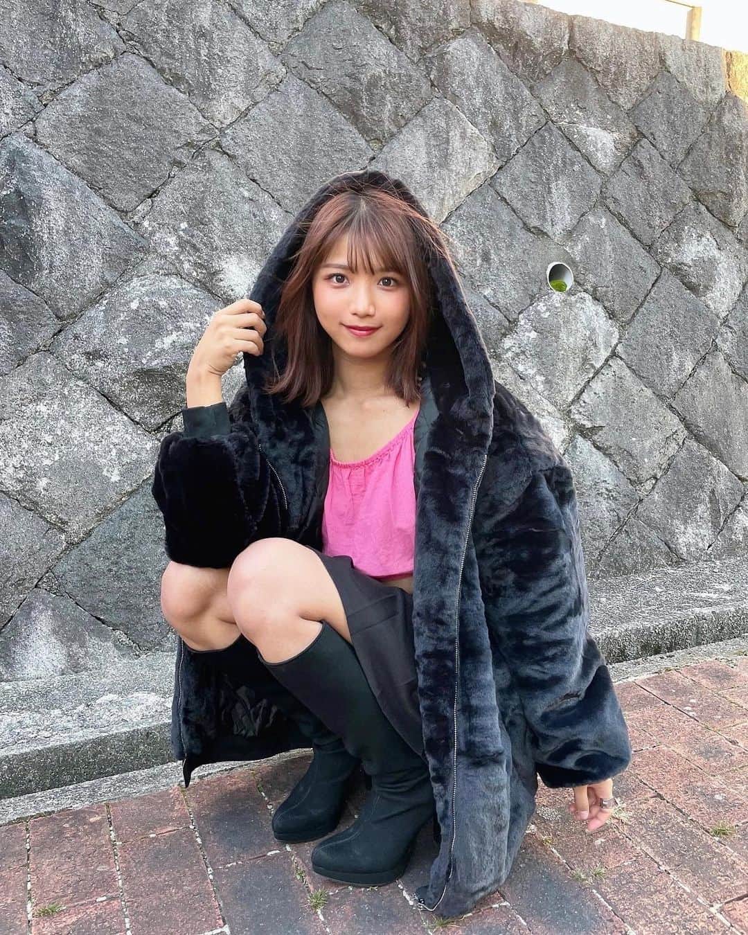 山本ゆうかのインスタグラム：「. この写真撮ってたら歩いてた中学生に 「こんにちわ〜」って挨拶されて気まずすぎたwwww  「こんにちわ〜」って返事して事なきを得たけども お腹出して写真撮ってる、ほぼ不審者みたいな私に挨拶してくれてありがとう🥲✌️笑 逆に警戒されて挨拶された……！？ なんにせよ、しっかりした子だ。 .  お腹出しててもアウターが暖かくてポカポカでした 裏地しっかりついてて、ビックサイズなので、ほぼ着る毛布🛌 .  SHOPLISTにてタイムセール中で今見に行ったら22％オフになってました🐰✨ .  冬に向けてぬくぬくアウター探してる人は是非 #OLUPIC で検索してみてね  #オルピック の　#フェイクファーBIGフードブルゾン　です☀️✨  .  @olupic_official」