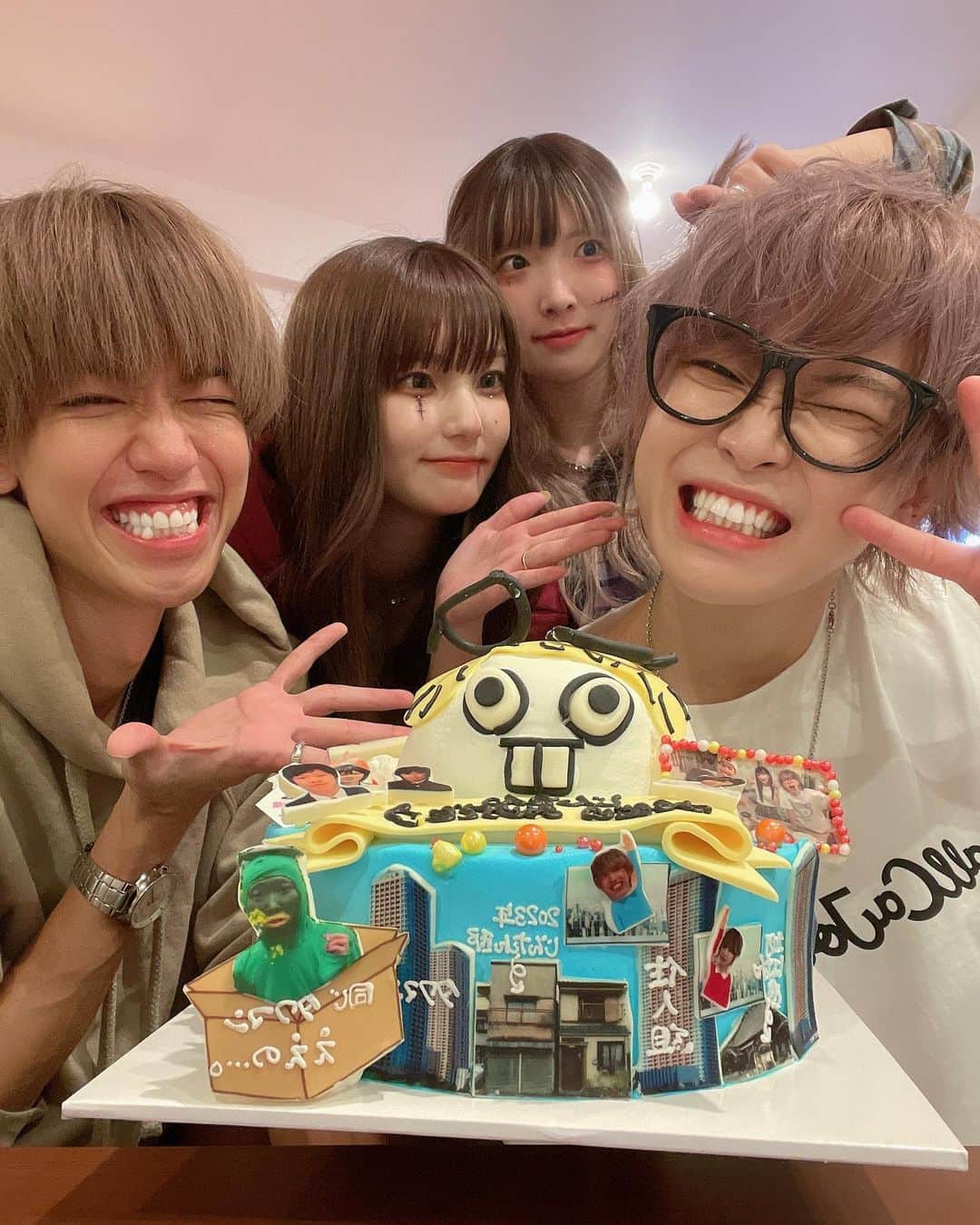 イニ（じん）のインスタグラム：「青ラブに誕生日を祝って貰いました🎂 みんなからプレゼント貰ってハッピーです  かれこれ青ラブで誕生日を祝い合って 長くなってきました。 毎年メンバーの誕生日にみんなで集まって 祝い合える仲って素敵だなぁと感じます  毎年サプライズ考えるのが楽しみです😊🫶  という事で、 Lv27のじむたもどうかよろしくお願いします🐰」