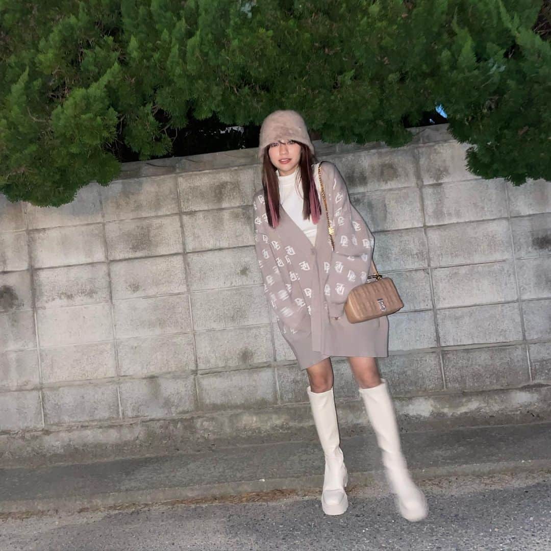 のインスタグラム：「🤎🤍🤎 基本ベージュか白か黒の統一性ファッションを 楽しむのがすきです!!撮影の時だけつけたピンクエクステ  みなみちゃん、みくちゃんがつくってる ブランドのお洋服着れてるんるん☺︎ @minami_seto @miku.ogushi  @diante.official」