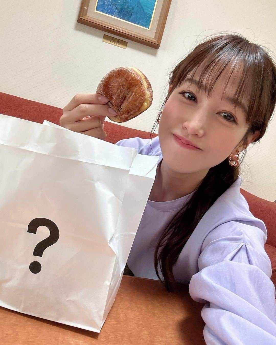 鷲見玲奈さんのインスタグラム写真 - (鷲見玲奈Instagram)「. 美味しいドーナツの差し入れ🤤 一瞬で2個ぺろり。  明日はズムサタです！ みてね🥰  #土曜日のわたしたちは  #アイムドーナツ #imdonut」10月28日 20時24分 - sumi__reina