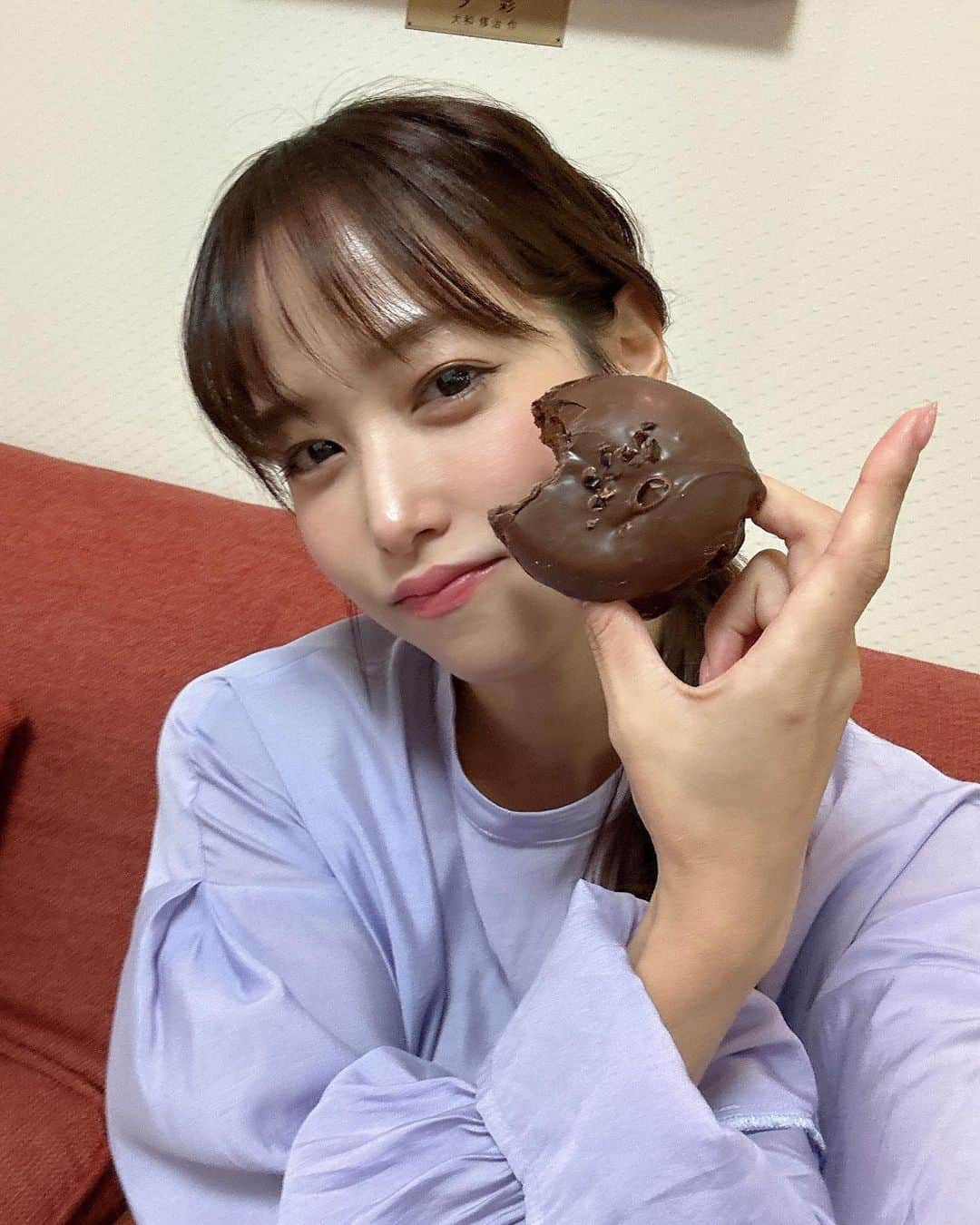 鷲見玲奈さんのインスタグラム写真 - (鷲見玲奈Instagram)「. 美味しいドーナツの差し入れ🤤 一瞬で2個ぺろり。  明日はズムサタです！ みてね🥰  #土曜日のわたしたちは  #アイムドーナツ #imdonut」10月28日 20時24分 - sumi__reina