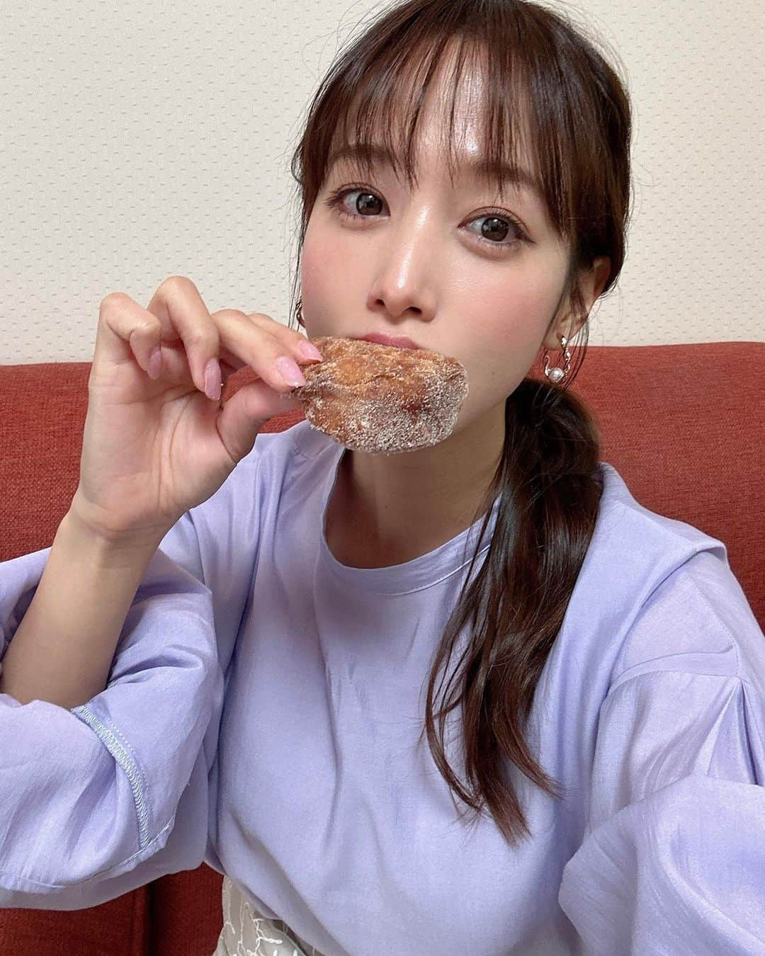 鷲見玲奈さんのインスタグラム写真 - (鷲見玲奈Instagram)「. 美味しいドーナツの差し入れ🤤 一瞬で2個ぺろり。  明日はズムサタです！ みてね🥰  #土曜日のわたしたちは  #アイムドーナツ #imdonut」10月28日 20時24分 - sumi__reina