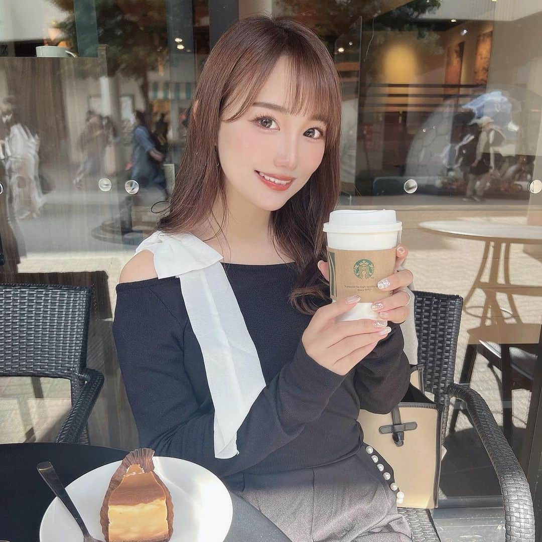 のインスタグラム：「⋆  白黒コーデ🤍🖤  この日、寝てる時に「チーズケーキたべるー」って寝言言ってたらしい🤨笑 正夢になりました🧀  tops〻 @perle.de_rosee  pants〻 @chou_chou_ma_cheri  bag〻 @giannichiarini_jp   #ootd #fashion #instafood #instagram  #hairstyle #outfit #code #instafashion  #ファッション #撮影 #ヘアスタイル #ヘア  #コーディネート #コーデ #今日の服」