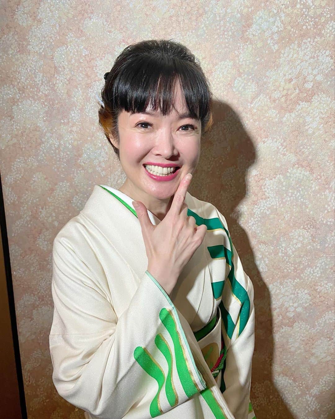 のインスタグラム：「朝晩寒くなってきました。 数年ぶりの高知県。 [ザクランパレス新阪急高知]さんにて ２度目のディナーショー🎶  上品なマダムから花束をいただき [ずっと、ファンなのよ、頑張ってね]  と、あたたかい声を掛けていただきました。  一期一会ですね。  幸せ😃💕な気持ちに包まれる ステージでした。  ☆テレビ出演のお知らせ ・10月30日(日) 19:30～21:00 NHK BSプレミアム/NHK BS4K「新・BS日本のうた」  白秋　懐かしい名曲を歌わせていただきました。 是非、ご覧くださいね～  #田川寿美#高知県#ザクラウンパレス新阪急高知#ディナーショー#企業イベント#白秋#NHK#新BS日本のうた#テレビ出演#演歌#歌謡曲#着物#名曲#kimono #toshimitagawa#Japanese#enka」