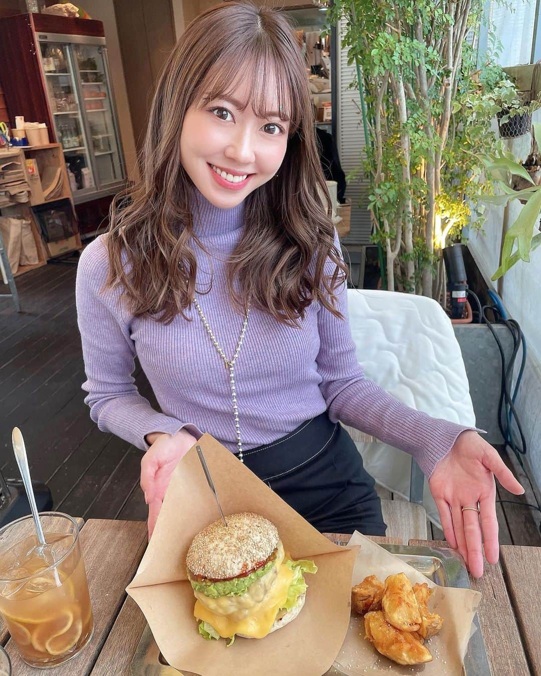 小山ひかるのインスタグラム：「#自由が丘バーガー  私はアボカドチーズバーガーにした🍔✨  ボリュームたっぷりで おいしすぎたよぉ〜🥺✨  久しぶりの自由が丘やったけど 素敵なお店発見出来たぁ〜🥰 . . #自由が丘 #ランチ #lunch  #jiyugaoka #ハンバーガー  #hamburger #自由が丘グルメ #🍔」