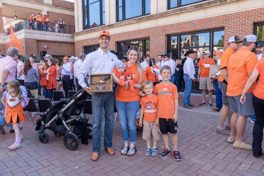 デリック・ディラードさんのインスタグラム写真 - (デリック・ディラードInstagram)「Happy Orange Friday!  We had a great time at Oklahoma State University homecoming last weekend!  My mom accepted a gift honoring my dad (Pistol Pete #27) as part of an event remembering Pistol Petes who had passed away.  I was honored to be part of the event as well. @okstatepistolpete #pistolpete27 #pistolpete77 #firstlegacypete #americaslargesthomecoming #orangefriday #stillwateroklahoma」10月28日 20時56分 - derickdillard