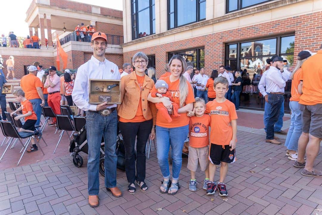 デリック・ディラードさんのインスタグラム写真 - (デリック・ディラードInstagram)「Happy Orange Friday!  We had a great time at Oklahoma State University homecoming last weekend!  My mom accepted a gift honoring my dad (Pistol Pete #27) as part of an event remembering Pistol Petes who had passed away.  I was honored to be part of the event as well. @okstatepistolpete #pistolpete27 #pistolpete77 #firstlegacypete #americaslargesthomecoming #orangefriday #stillwateroklahoma」10月28日 20時56分 - derickdillard