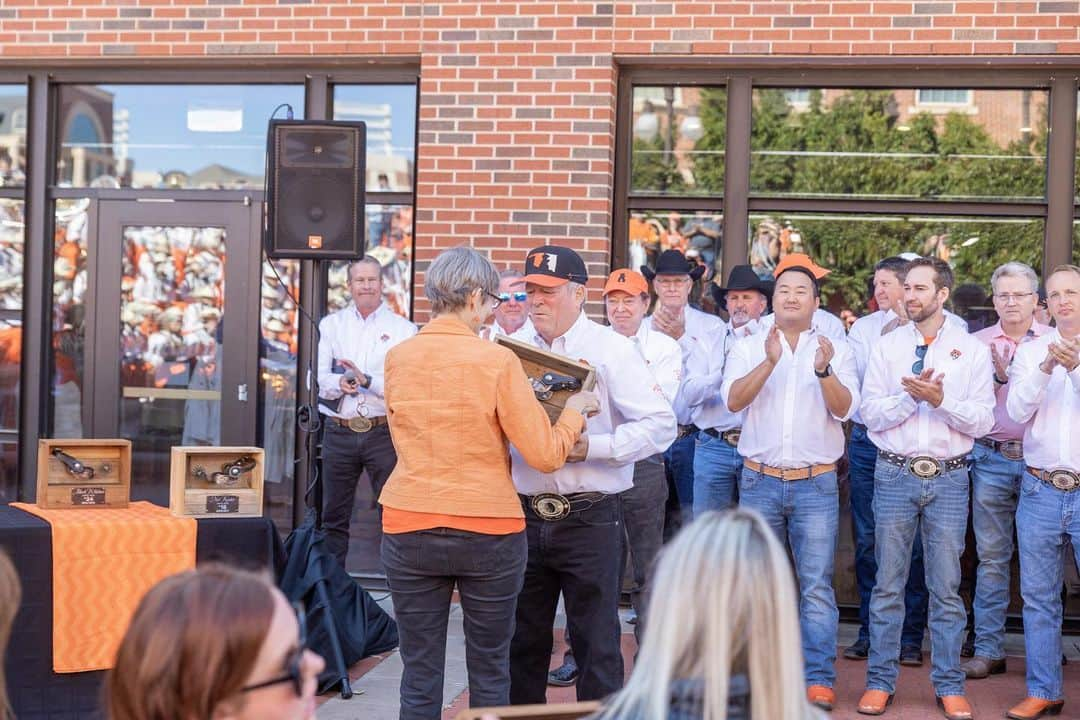 デリック・ディラードさんのインスタグラム写真 - (デリック・ディラードInstagram)「Happy Orange Friday!  We had a great time at Oklahoma State University homecoming last weekend!  My mom accepted a gift honoring my dad (Pistol Pete #27) as part of an event remembering Pistol Petes who had passed away.  I was honored to be part of the event as well. @okstatepistolpete #pistolpete27 #pistolpete77 #firstlegacypete #americaslargesthomecoming #orangefriday #stillwateroklahoma」10月28日 20時56分 - derickdillard